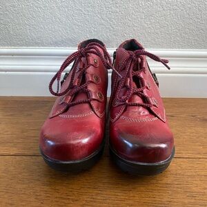 Dromedaris Women's Wedge Red Ankle Boots